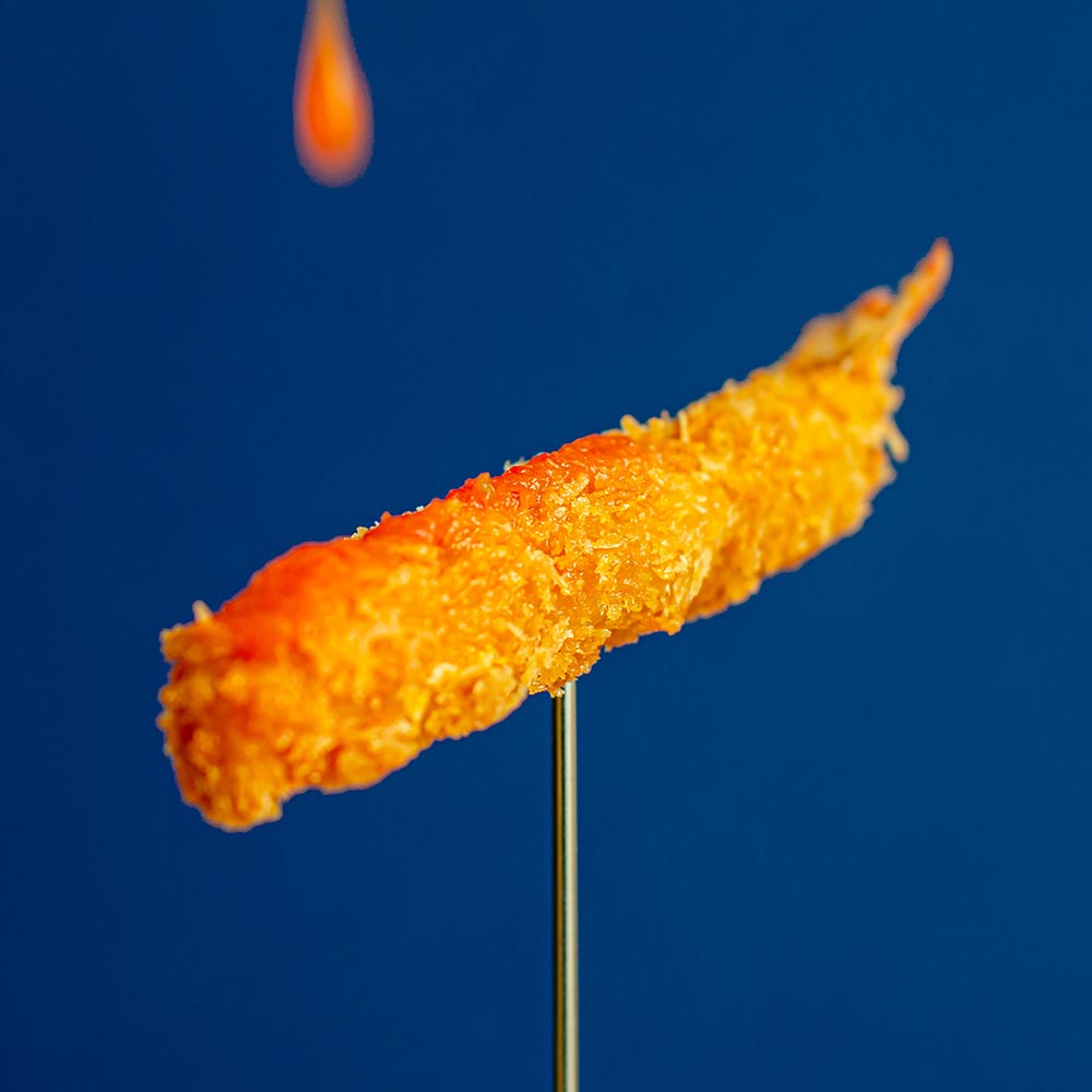 une crevette frite couverte de sauce piquante