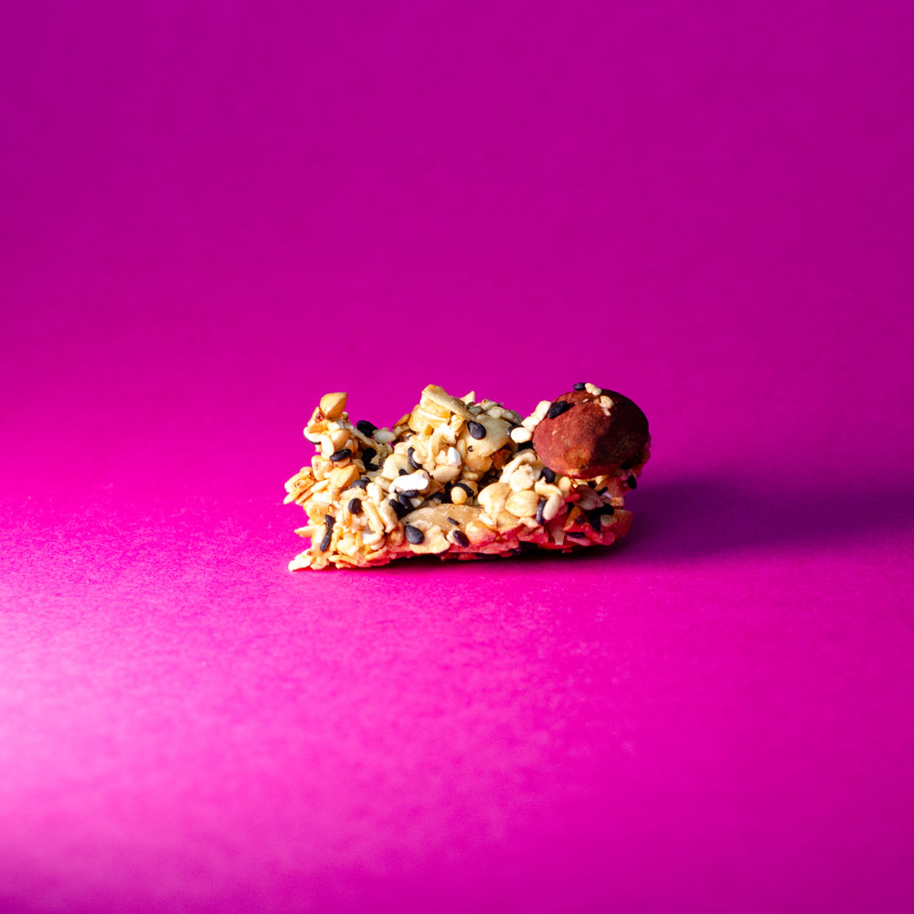 Une pépite de granola sur un fond violet